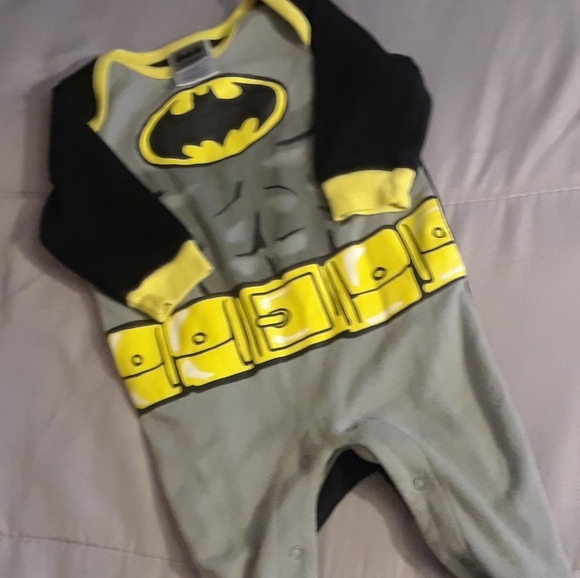 Size 3-6m baby boy Batman footie pyjamas onesie - Picture 2 of 13